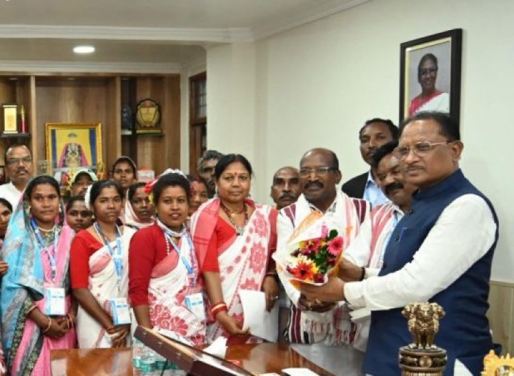 जशपुर के मुंडारी नर्तक दल के कलाकारों ने मुख्यमंत्री से की मुलाकात, हाथी प्रभावित इलाके से आए कलाकारों ने गांव में स्ट्रीट लाइट लगवाने का किया आग्रह : मुख्यमंत्री ने दी मंजूरी