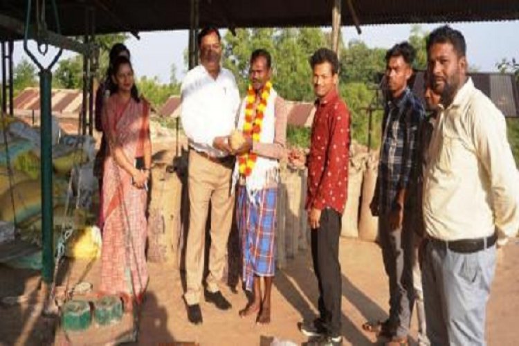 कमिश्नर ने तोकापाल धान खरीदी केन्द्र में धान खरीदी का किया शुभारंभ कर कृषकों को दी बधाई