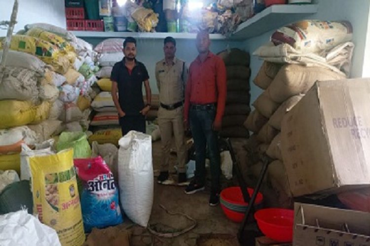 बागबाहरा में साहू किराना स्टोर्स से 110 बोरी अवैध धान जब्त