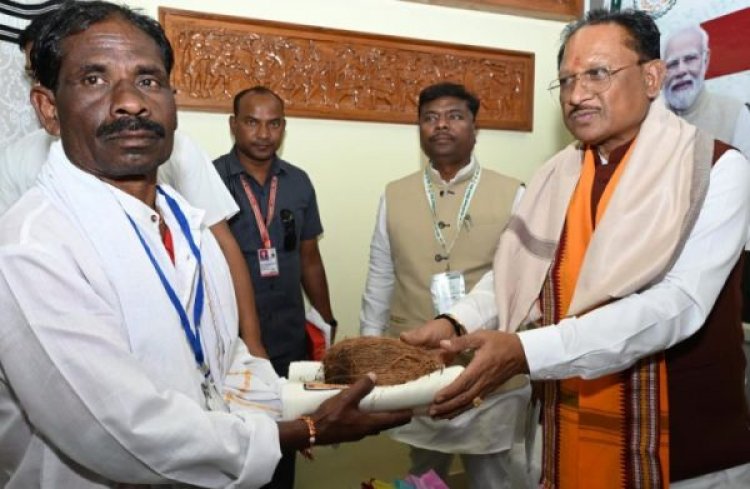 मुख्यमंत्री साय ने किया जनजातीय परंपरा के संरक्षक बैगा,गुनिया और सिरहा को सम्मानित : इन्हें मिलेगी 5-5 हजार रुपये का प्रतिवर्ष सम्मान निधि