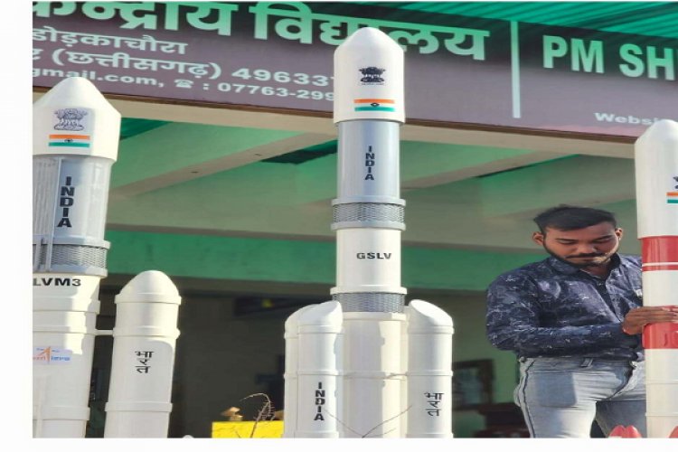 अंतरिक्ष और प्रौद्योगिकी में रुचि बढ़ाने छात्रों के समक्ष इसरो सेटेलाइट्स मॉडल का प्रदर्शन