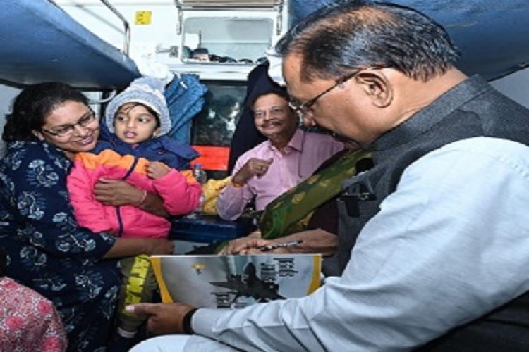मुख्यमंत्री साय की सरलता और आत्मीयतापूर्ण वार्तालाप ने रेलयात्रियों का जीता दिल