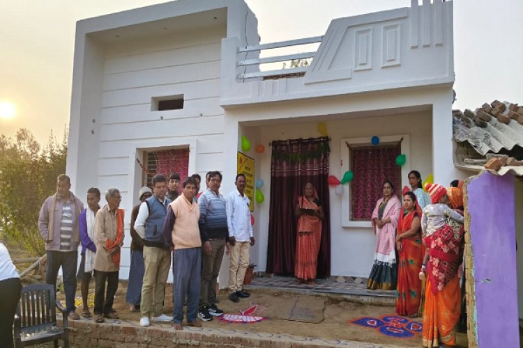 शान्ति बाई ने दीया-श्रीफल से किया पीएम आवास में गृह प्रवेश