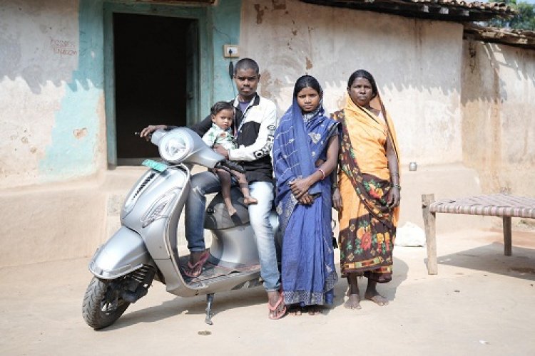 जब से पहाड़ी कोरवा भोलाराम ने खरीदी स्कूटी, समय पर पहुंच पाता है ड्यूटी