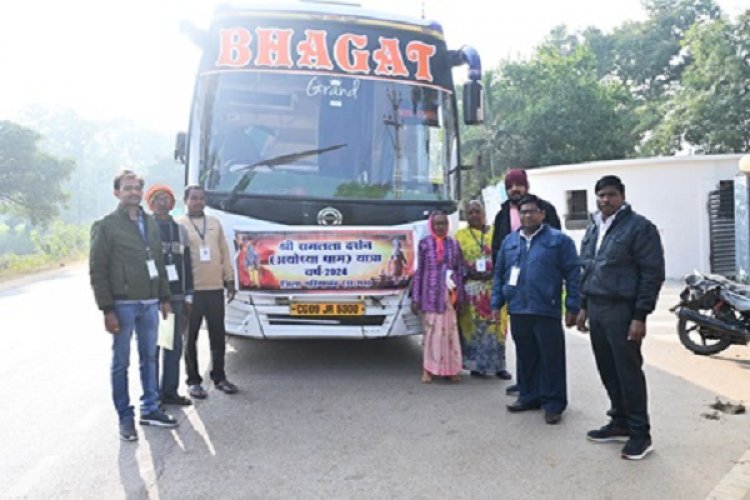 श्रद्धालु बस को हरी झंडी दिखाकर किया गया रवाना