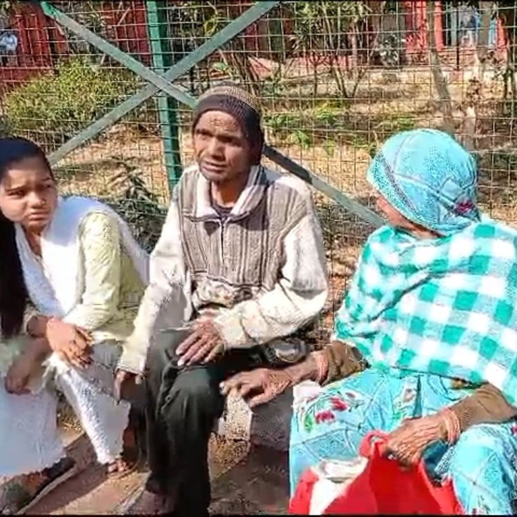 तीन वार्ड बॉय को 16 माह से नहीं मिला वेतन:कलेक्टर से शिकायत, महिला बोली- बेटे का लीवर खराब, कैसे कराएं इलाज