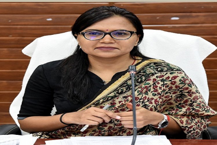 सत्तर प्लस आयु वालों का आयुष्मान कार्ड बनाने चलायें डोर-टू-डोर अभियान : कलेक्टर