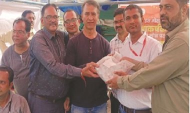 बाजार में चिल्हर की दिक्कत दूर करने चेम्बर्स ऑफ कामर्स ने व्यापारियों में बंटवाए सिक्के