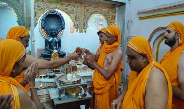 चतुर्दशी तिथि पर महावीर स्वामी का अभिषेक,शांति धारा व विशेष पूजन