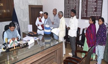 जनदर्शन में कलेक्टर ने सुनी लोगों की समस्याएं