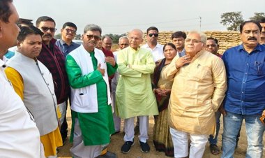 डॉ. चरणदास महंत ने धान खरीदी केंद्र खोपली का किया औचक निरीक्षण