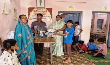 प्री मेट्रिक छात्रावास-आश्रमों के छात्रों को मिली शैक्षणिक सामग्रियां