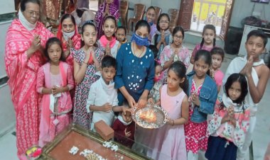 बच्चों ने सीखी परमात्मा व दादागुरुदेव की आरती व मंगल दीपक की विधी