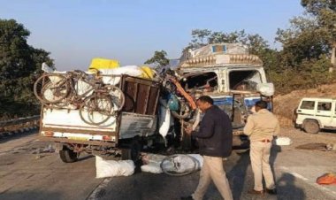 डीजल टैंकर से टकराई पिकअप, 1 की मौत, 4 घायल