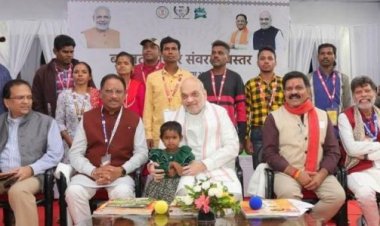 केन्द्रीय गृह एवं सहकारिता मंत्री श्री अमित शाह ने आज छत्तीसगढ़ के जगदलपुर में हथियार छोड़ मुख्यधारा में शामिल हुए छत्तीसगढ़, महाराष्ट्र, ओडिशा, आंध्र प्रदेश, तेलंगाना और असम के लोगों से मुलाकात की, प्रधानमंत्री नरेन्द्र मोदी जी ने नक्सलवाद प्रभावित क्षेत्रों में 15 हज़ार से अधिक आवासों को बनाने को मंज़ूरी दी