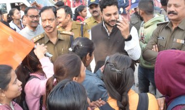 इंदिरा गर्ल्स कॉलेज में विद्यार्थी परिषद का प्रदर्शन:रिजल्ट सुधारने, अतिक्रमण हटाने की मांग पर तालाबंदी, छात्राओं ने मांगी हॉस्टल की सुविधा