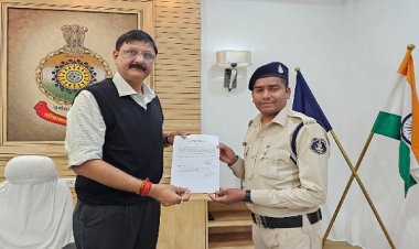 साइबर ठगी के पीड़ितों को आरक्षक ने वापस दिलाई राशि, आईजी ने किया सम्मानित