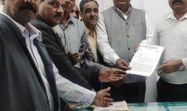 मध्य प्रदेश कर्मचारी कांग्रेस ने अभियंता को सौंपा ज्ञापन:दैवेभो-स्थाई कर्मियों को 20 माह की ग्रेच्युटी के भुगतान की मांग