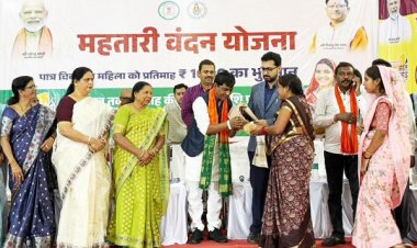 विधायक सिन्हा ने महतारी वंदन योजना के हितग्राहियों को किया सम्मानित