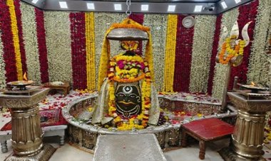 महाकाल मंदिर में दर्शन के नाम पर धोखाधड़ी के मामले में मंदिर प्रशासक गणेश धाकड़ को हटाया गया