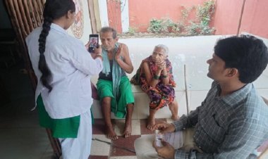 आयुष्मान वय वंदना योजना : घर-घर पहुंच रहे स्वास्थ्य कर्मी