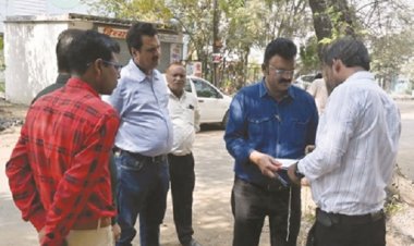 सड़क किनारे अवैध रूप से रखे बिल्डिंग मटेरियल रखने वाले व्यापारी पर निगम ने की कार्यवाही