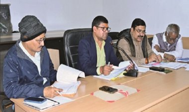 निगम आयुक्त ने की आयुष्मान कार्ड, राशन कार्ड, स्वास्थ्य संबंधी सहित कई कार्यों की समीक्षा