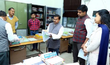 संभाग आयुक्त ने कलेक्ट्रेट के विभिन्न शाखाओं का किया निरीक्षण