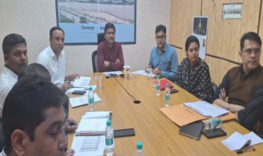 कलेक्टर ने की धान खरीदी की समीक्षा, बेमौसम बारिश से धान को बचाने रहें सतर्क