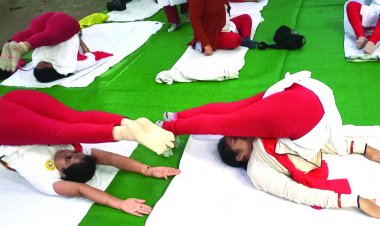 योग साधकों ने नारी शक्ति दिवस मनाया