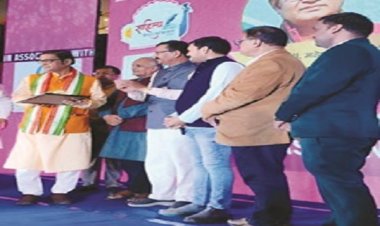 समग्र साहित्य साधना के लिए सम्मानित किए गए आचार्य शर्मा