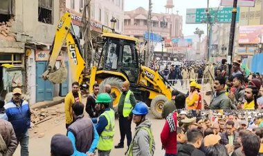 वाराणसी के गोदौलिया में क्यों चला बिल्डिंग पर बुलडोजर? ध्वस्तीकरण के दौरान सड़क पर लग गया जाम