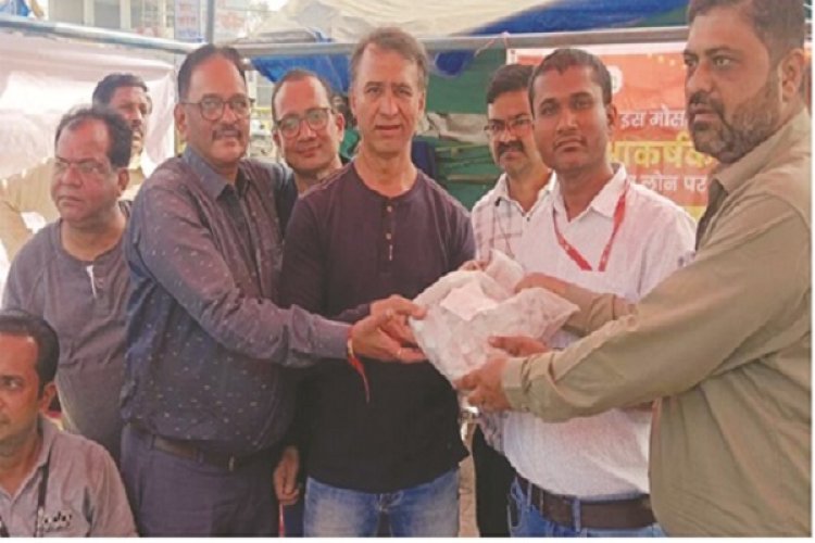 बाजार में चिल्हर की दिक्कत दूर करने चेम्बर्स ऑफ कामर्स ने व्यापारियों में बंटवाए सिक्के