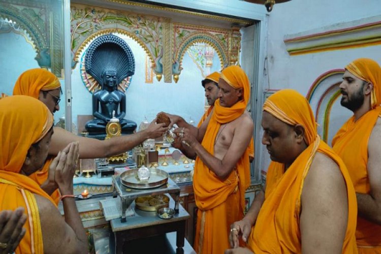 चतुर्दशी तिथि पर महावीर स्वामी का अभिषेक,शांति धारा व विशेष पूजन