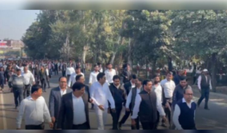 गाजियाबाद : लाठीचार्ज के विरोध में वकीलों ने बनाई मानव श्रृंखला