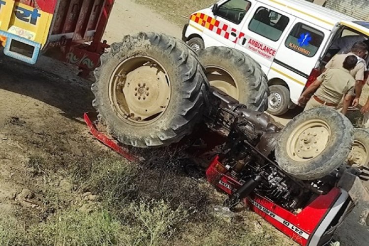 ट्रैक्टर पलटने से पास में खड़े युवक की ट्राली में दबने से मौत