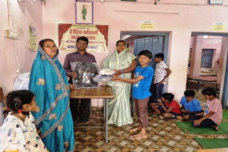 प्री मेट्रिक छात्रावास-आश्रमों के छात्रों को मिली शैक्षणिक सामग्रियां