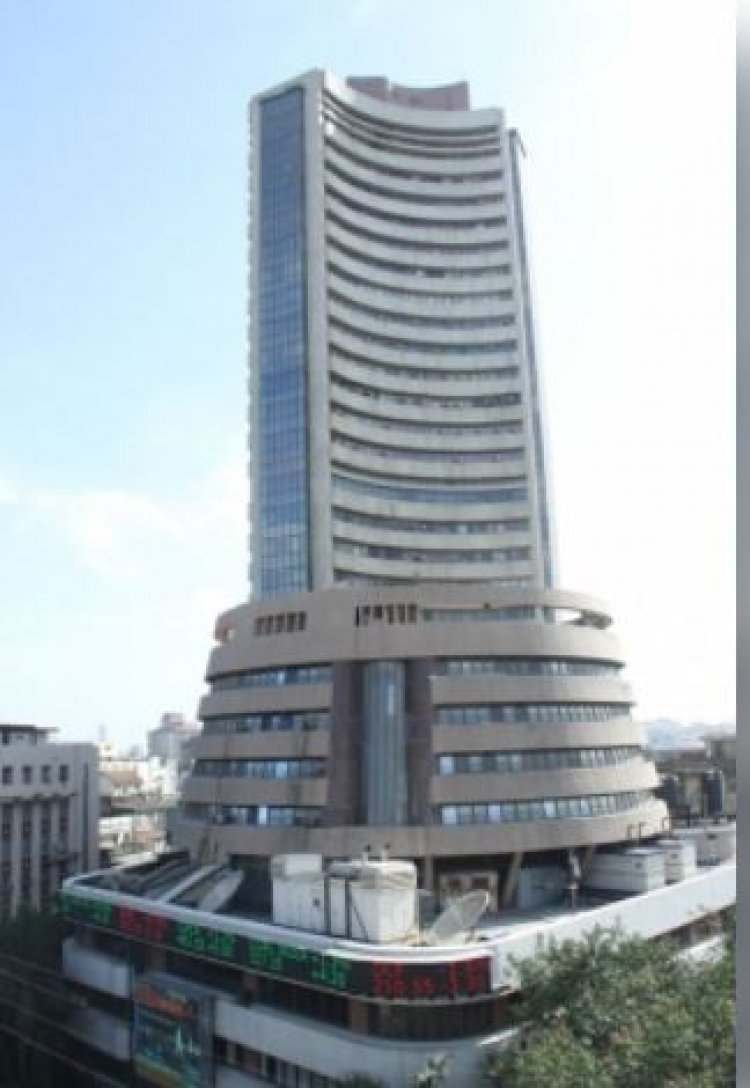 दलाल स्ट्रीट पर बुल्स की दहाड़, आरबीआई मीटिंग के फैसले से पहले सेंसेक्स 809 अंक चढ़ा