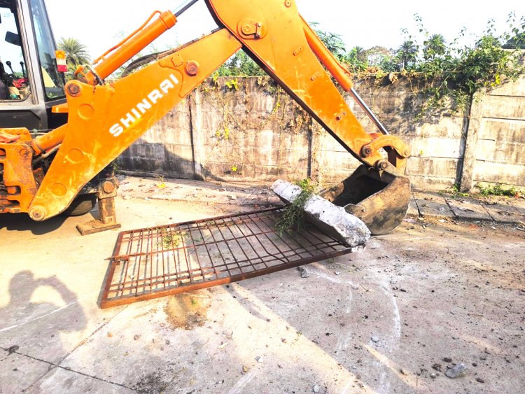 सरकारी नाली पर अवैध कब्जा, नाली पाटकर बाउंड्रीवाल निर्माण