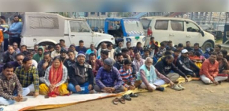 साहिबगंज के तीनपहाड़ में कारोबारी की हत्या के खिलाफ प्रदर्शन