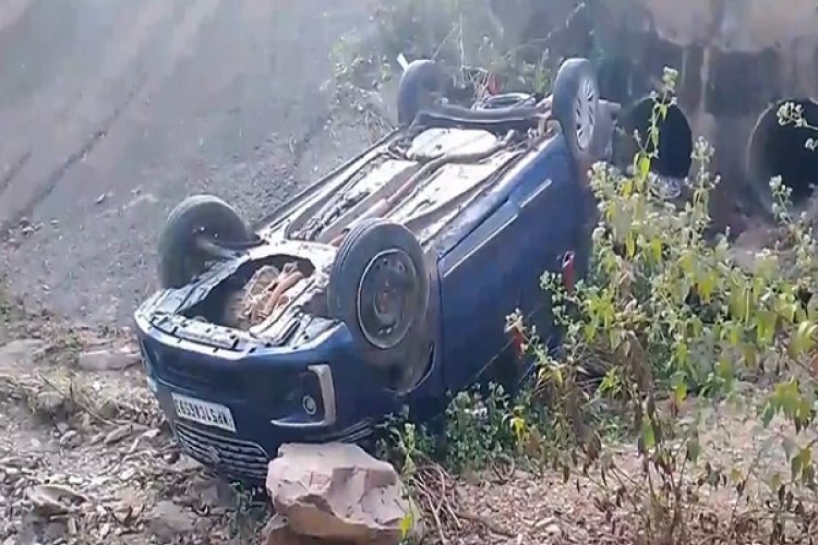 अनियंत्रित होकर पुल से नीचे गिरी कार, 8 घायल