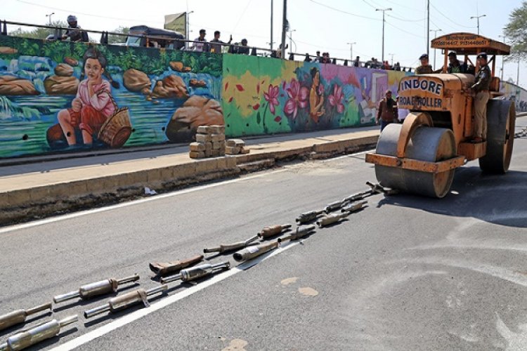 इंदौर में शोर पर लगाम... एक हजार मोडिफाइड साइलेंसर पर महिला टीआई ने चलाया रोड रोलर