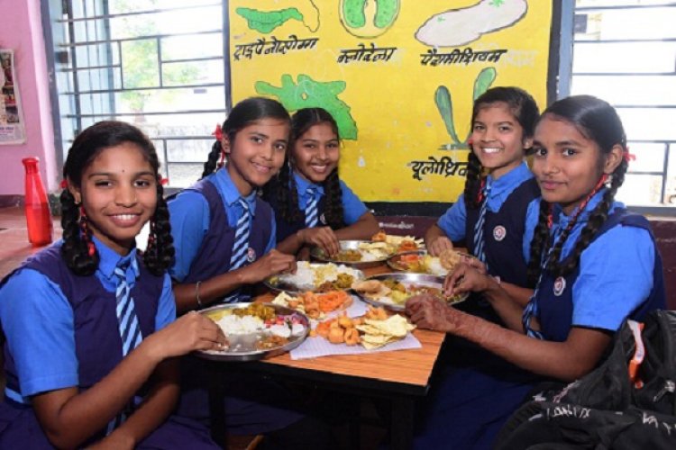 न्योता भोजन में बच्चों ने गरमा-गरम जलेबी, भजिया, बर्फी, पूड़ी एवं सुरूचिपूर्ण भोजन का लिया आनंद