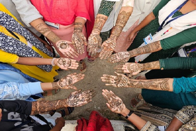 लाईवलीहुड कॉलेज में मेहंदी प्रतियोगिता का किया गया आयोजन