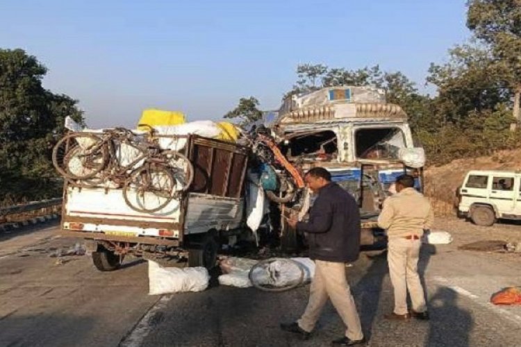 डीजल टैंकर से टकराई पिकअप, 1 की मौत, 4 घायल