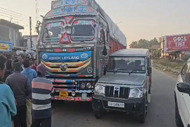 ट्रक ने बोलेरो को मारी टक्कर, बाल-बाल बचे स्कूली छात्र