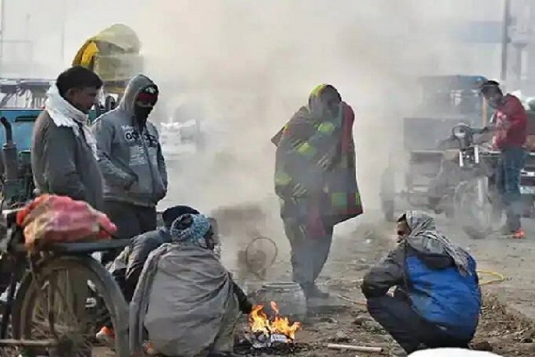 ठिठुर रही दिल्ली, सुबह-शाम धुंध