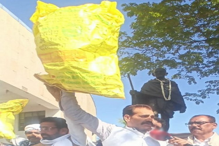 हाथों में खाद की खाली बोरियां लेकर मध्य प्रदेश विधानसभा में कांग्रेस विधायकों ने किया प्रदर्शन