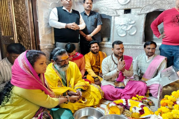 झारखंड के मुख्यमंत्री हेमंत सोरेन पत्नी संग पहुंचे नलखेड़ा के मां बगलामुखी मंदिर, दर्शन के बाद हवन भी किया