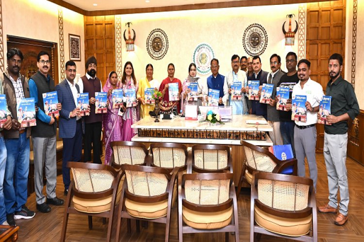 मुख्यमंत्री ने किया दैनिक जशपुरांचल की रजत जयंती स्मारिका का विमोचन